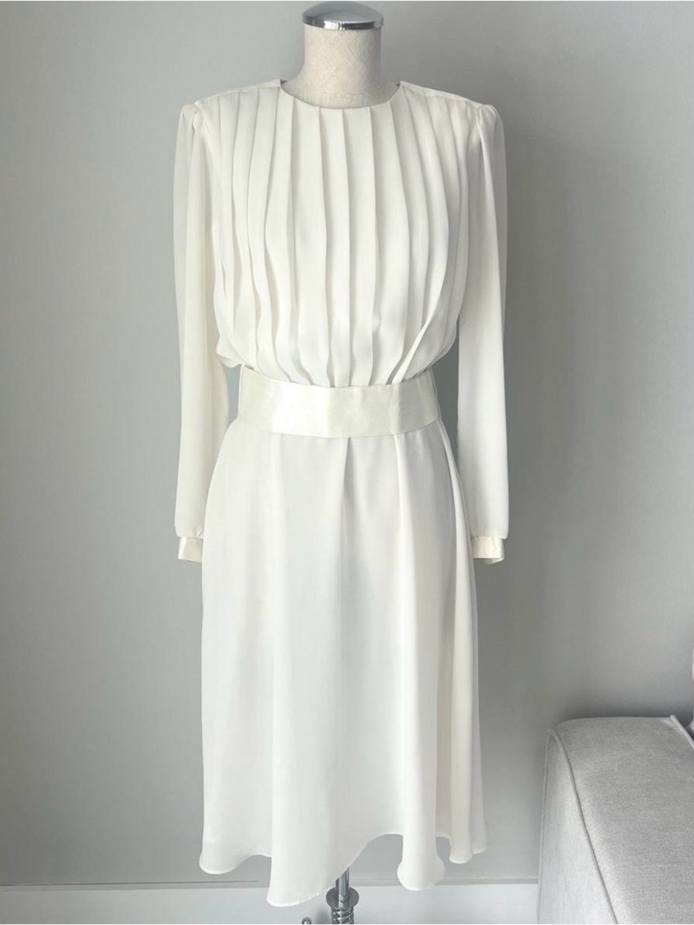 1980s R.E.O. Originals Women’s White Long Sleeve Satin Pleated Midi Dress 10 M